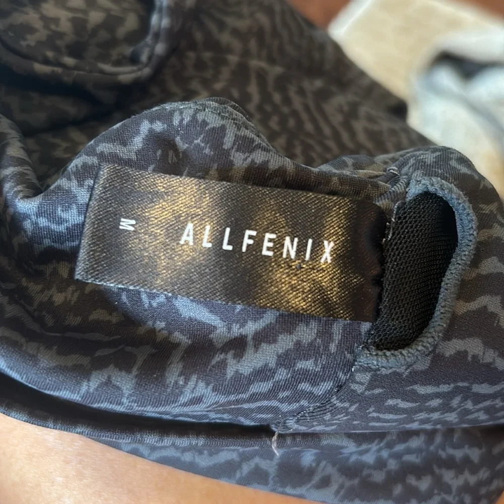 ALLFENIX- SZ M Black Sport Bra/ Lounge Crop Top - Picture 9 of 9